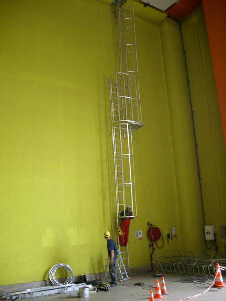 contre les chutes de personnes la conception, les fournitures et la pose de lignes de vie et garde-corps (réception conforme) la pose et le montage d’échelles à crinoline, etc. les dispositifs de secours ( vente et installation) les dispositifs contre les chutes de hauteur (ancrages, passerelles, harnais et E.P.I) conception, réalisation et fourniture de kits d’évacuation / secours de personnes et formation filets de protection ‘anti-chute’ etc. contre les chutes de matériaux la mise en sécurité de bâtiments les files de protection « anti-chut » la fixation des bâches publicitaires le montage/démontage des décorations de noël etc.