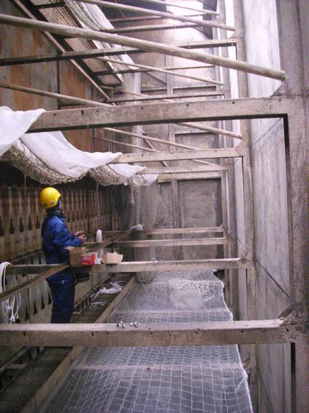 contre les chutes de personnes la conception, les fournitures et la pose de lignes de vie et garde-corps (réception conforme) la pose et le montage d’échelles à crinoline, etc. les dispositifs de secours ( vente et installation) les dispositifs contre les chutes de hauteur (ancrages, passerelles, harnais et E.P.I) conception, réalisation et fourniture de kits d’évacuation / secours de personnes et formation filets de protection ‘anti-chute’ etc. contre les chutes de matériaux la mise en sécurité de bâtiments les files de protection « anti-chut » la fixation des bâches publicitaires le montage/démontage des décorations de noël etc.