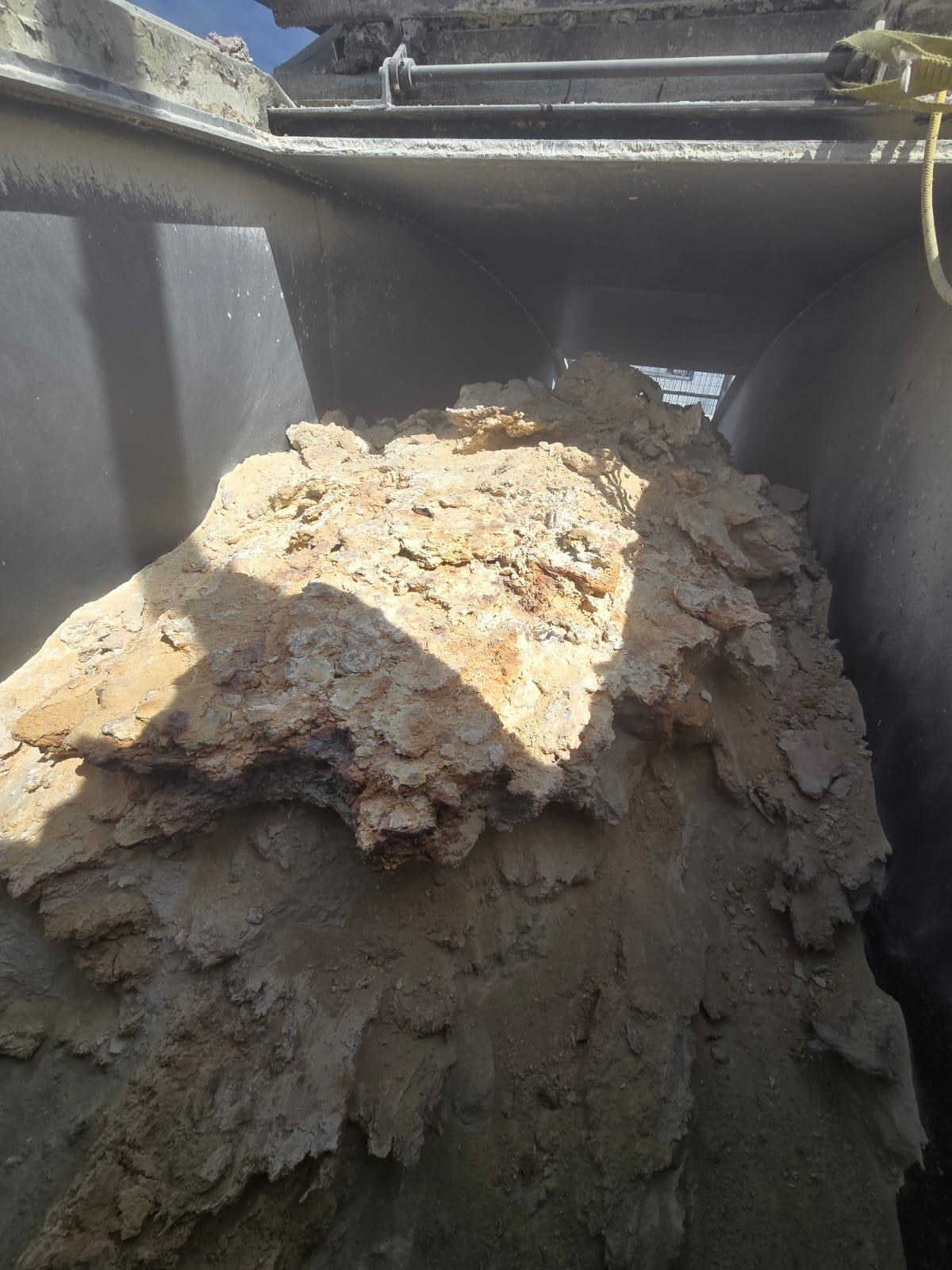 Matière compactée et colmatage à l'intérieur d'un silo